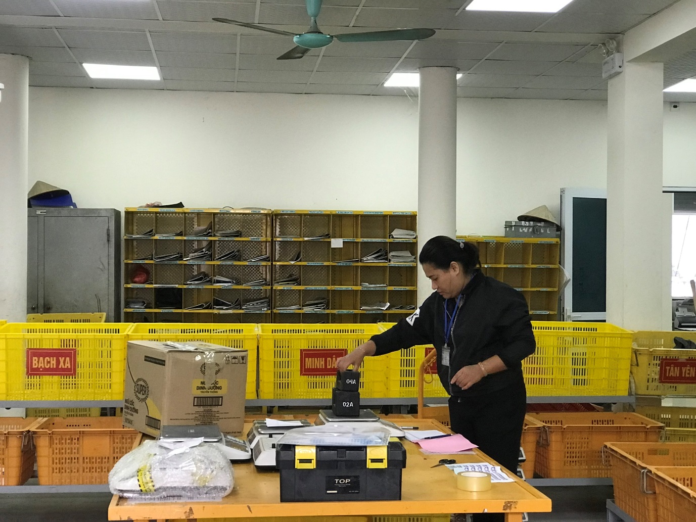 Trung tâm Ứng dụng tiến bộ khoa học và công nghệ Tuyên Quang kết hợp với Bưu điện tỉnh kiểm định cân Bưu chính.
